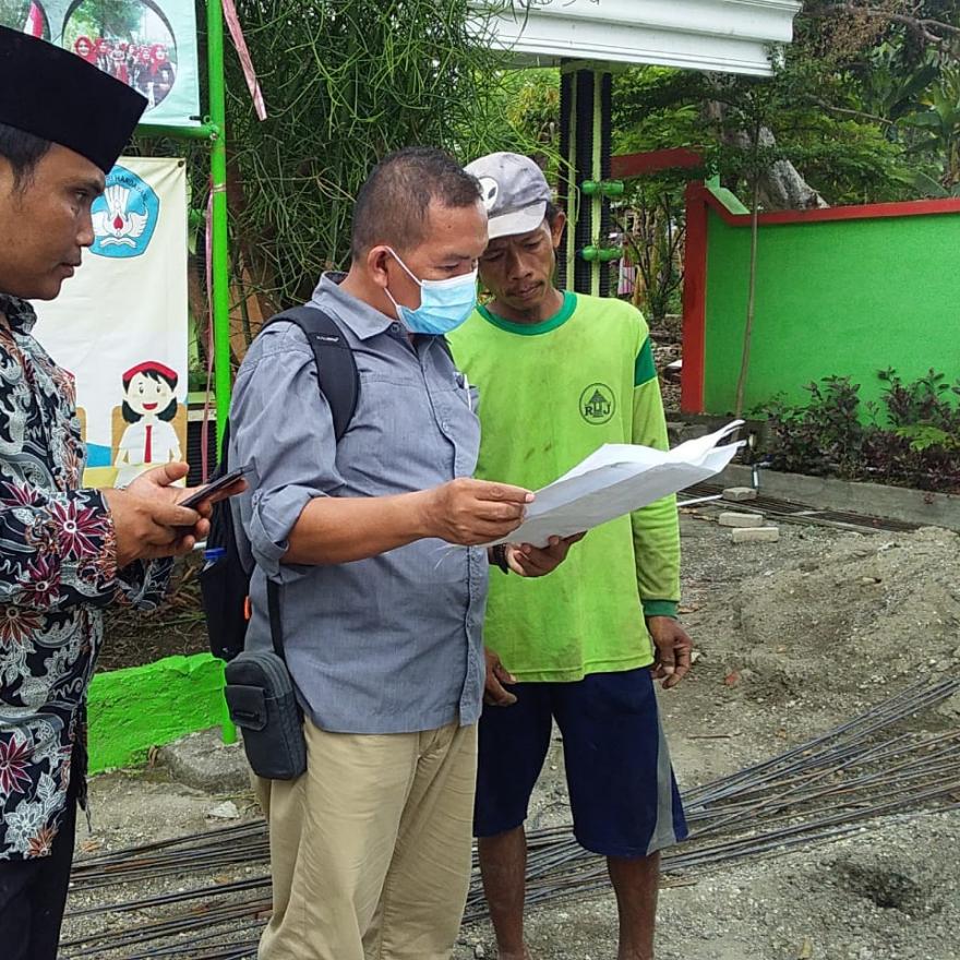Kunjungi Pembangunan Gedung Perpus Desa Begadon, Konsultan Teknik Acungkan Jempol