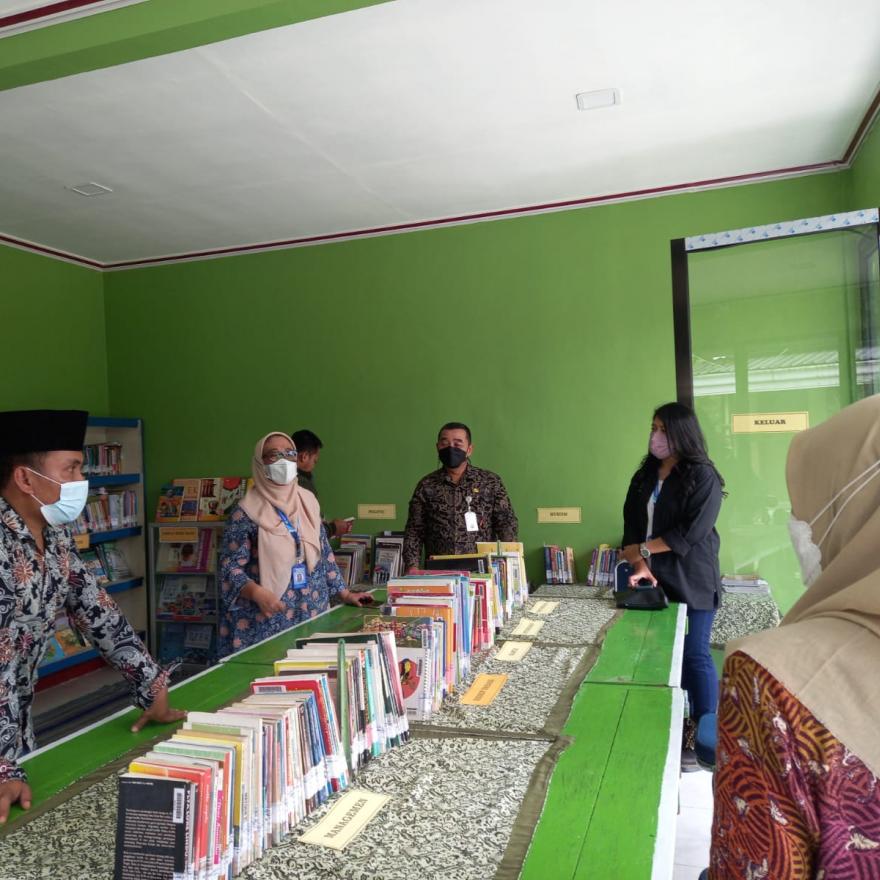 Pegiat Literasi ITS Surabaya Datangi Perpusdes Begadon Kembangkan Kapasitas Masyarakat